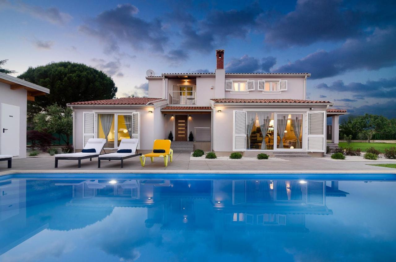 Family-Villa Captains House, Schoener Grosser Pool Und Riesiger Garten Fazana Exterior photo